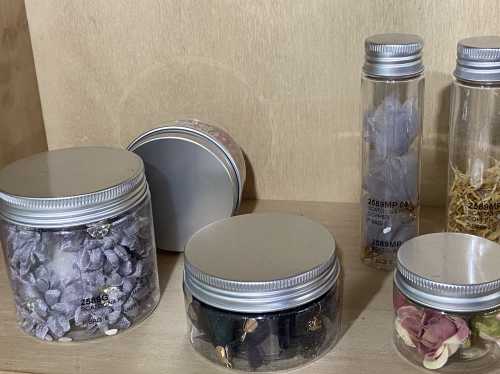 Plastic Potje Met Zilveren Schroefdeksel 5.5x5.2x4cm inhoud 60ml 12st Plastic Potje Met Zilveren Schroefdeksel 5.5x5.2x4cm inhoud 60ml 12st