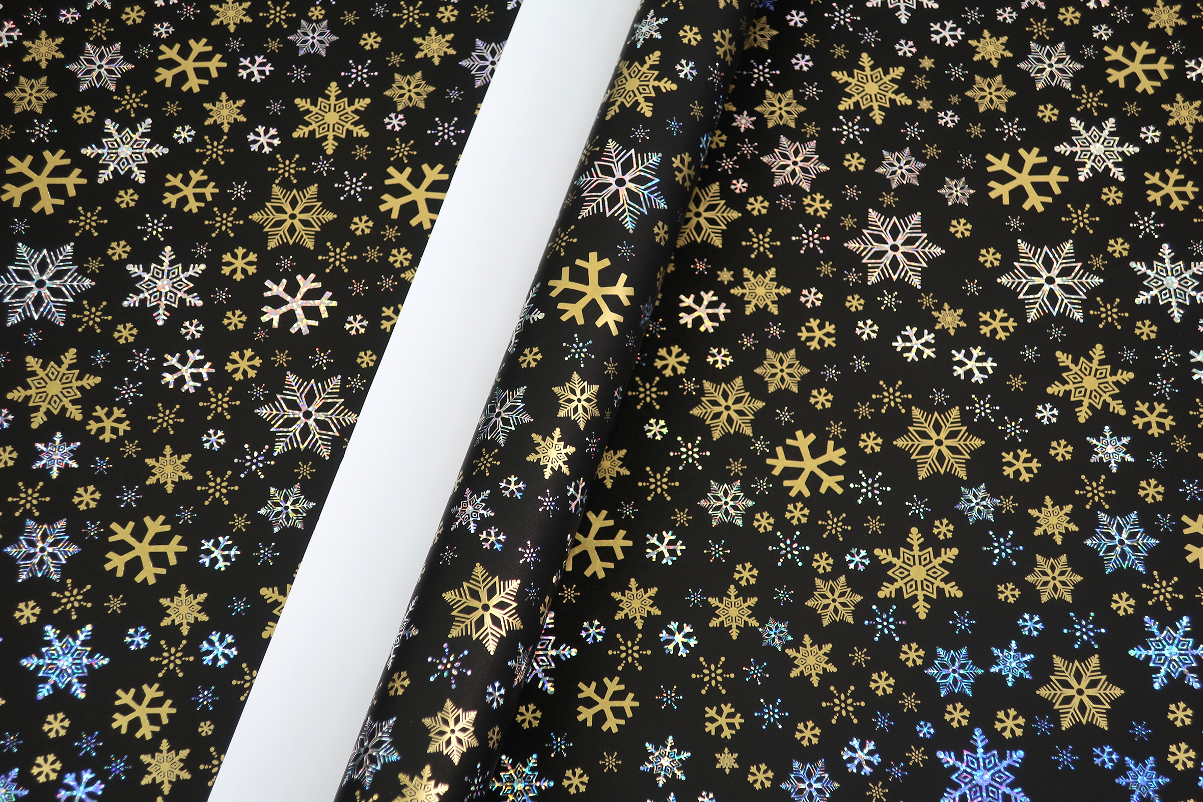 Kerstpapier Coated snow crystal black & gold 50cm x 100meter