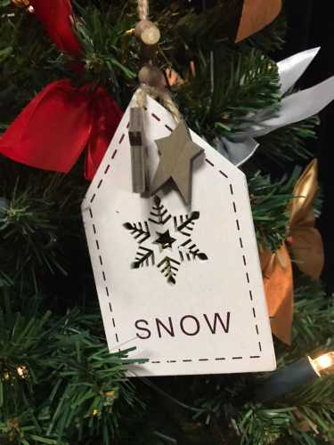 Decoratie Hanger Houten Snow & Koord 12 x 7.2cm 1stuks OP IS OP Decoratie Hanger Houten Snow & Koord 12 x 7.2cm 1stuks OP IS OP