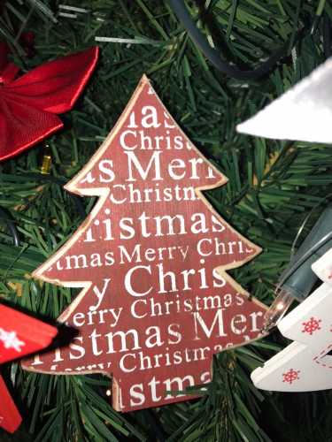 Decoratie Hanger Houten Red Tree Christmas Koord 13.5cm 1st OP IS OP Decoratie Hanger Houten Red Tree Christmas Koord 13.5cm 1st OP IS OP