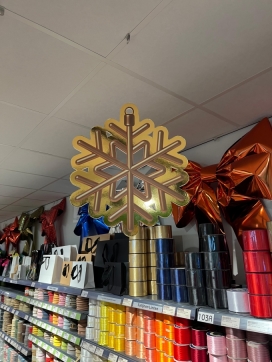 Decoratie Grote Etalage Gouden Sneeuwvlok 27x32cm 1stuks Decoratie Grote Etalage Gouden Sneeuwvlok 27x32cm 1stuks