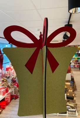 Decoratie Grote Etalage Kado Goud Met Rode Strik 40x48cm 1 stuk