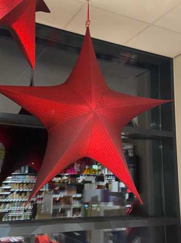 Decoratie Pionbino Stars Rood Groot 135cm doorsnee Met Koord 1stuks