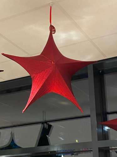 Decoratie Pionbino Stars Rood Medium 65cm doorsnee Met Koord 1stuks